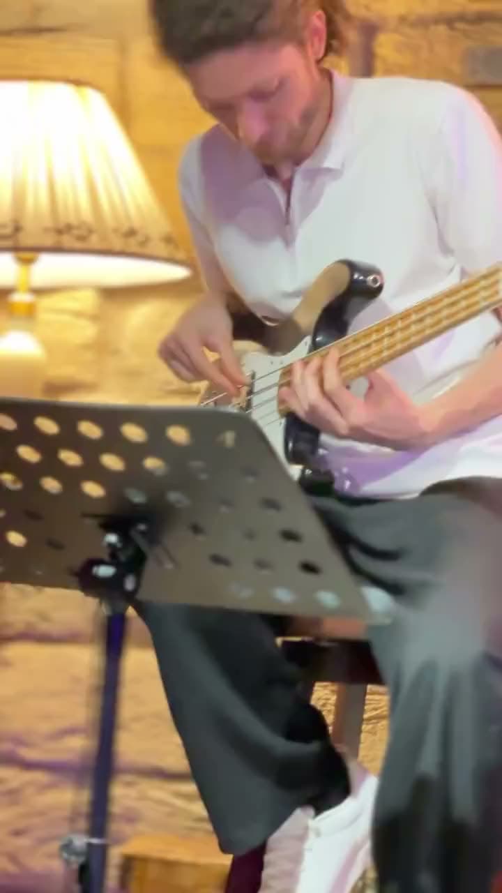 Caz səhnəsi. Bas gitara ifası