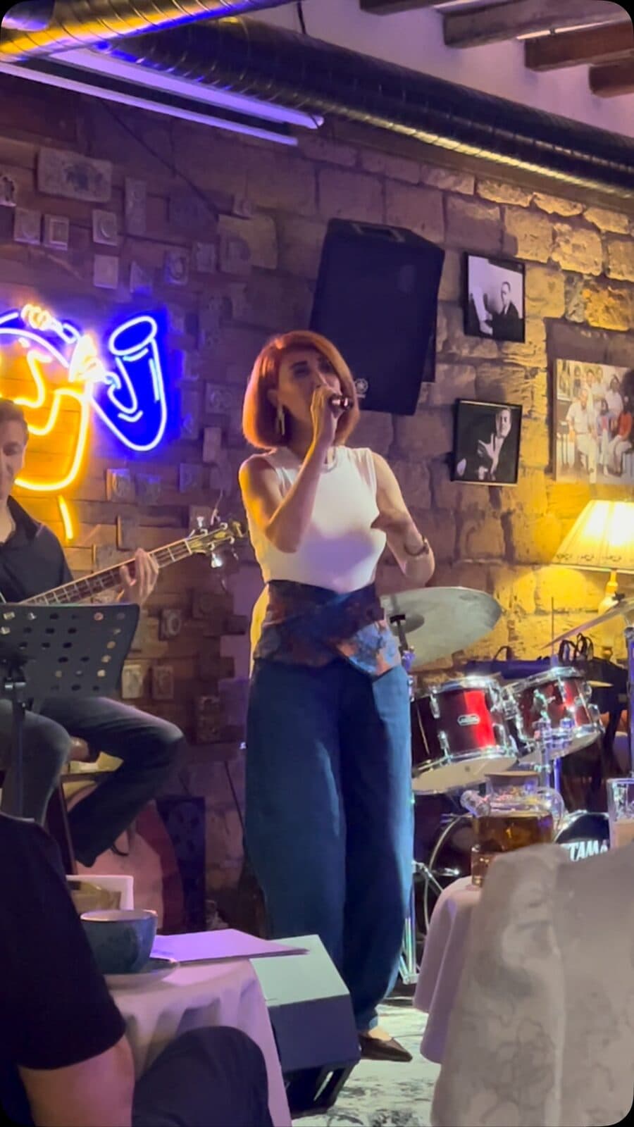 Canlı vokal. Neon işığında səhnə ifası